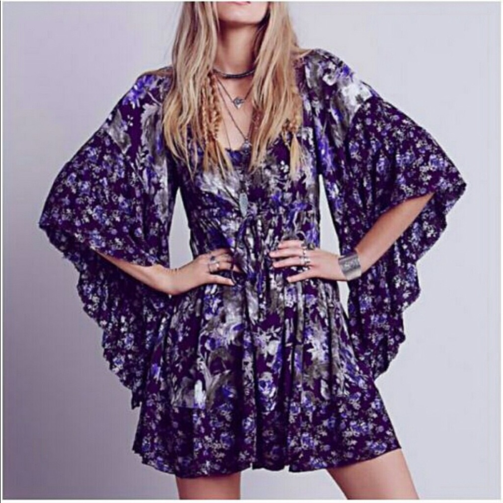 Free people dress . Flowing sleeves